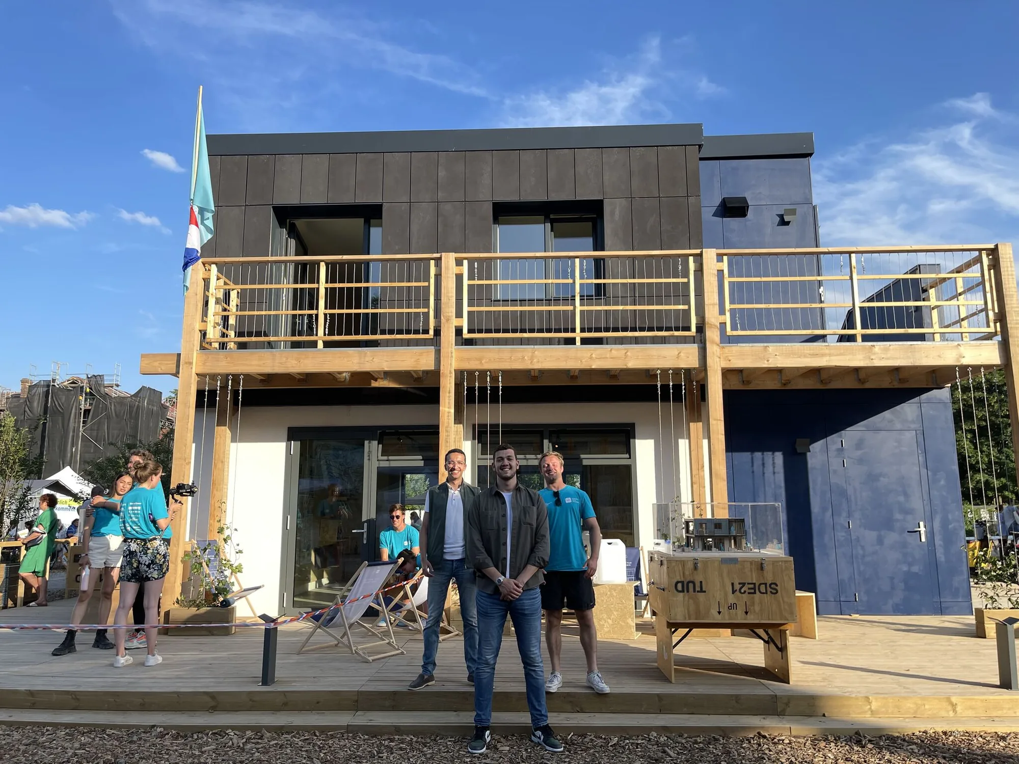Deelnemers voor de Solar Decathlon-woning in Wuppertal, met een balkon van hout en staalkabels.