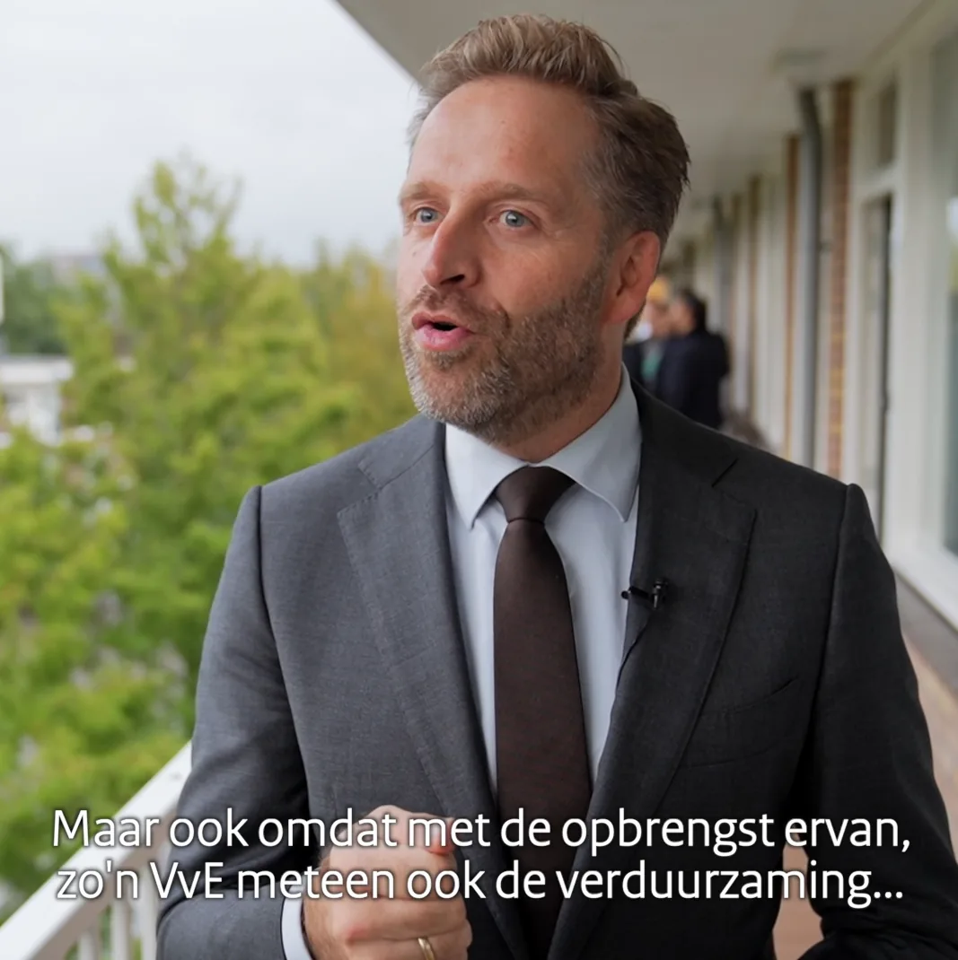 Minister Hugo de Jonge op de galerij tijdens zijn bezoek aan een optopproject.