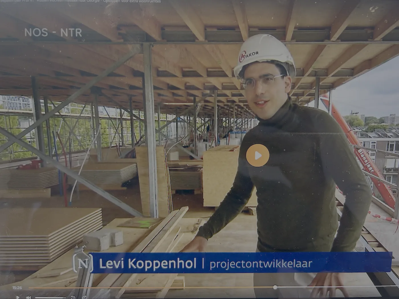 Still uit de NOS/Nieuwsuur-reportage, met projectontwikkelaar Levi Koppenhol op de bouwplaats van een optopproject.