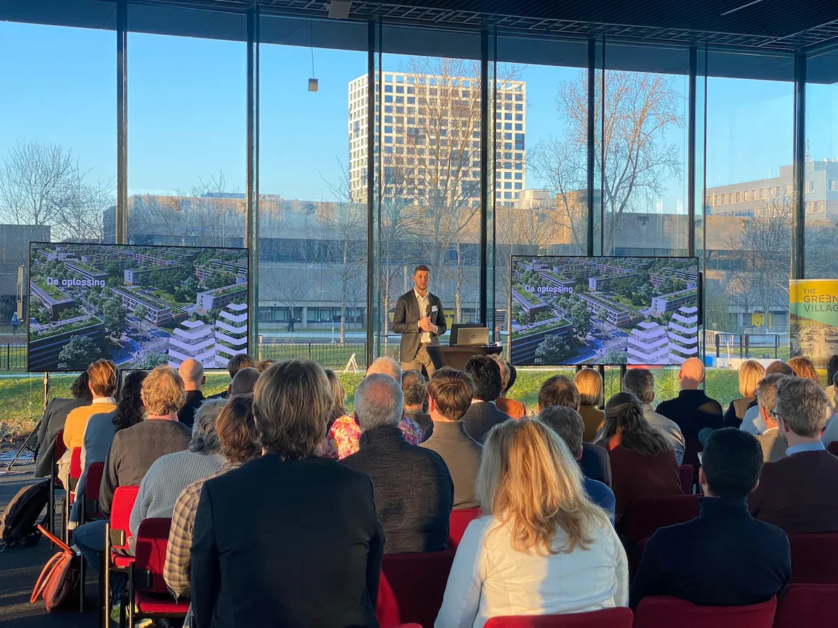 Presentatie van de optopoplossing in een lichte ruimte, met de tekst 'De oplossing' op de schermen.