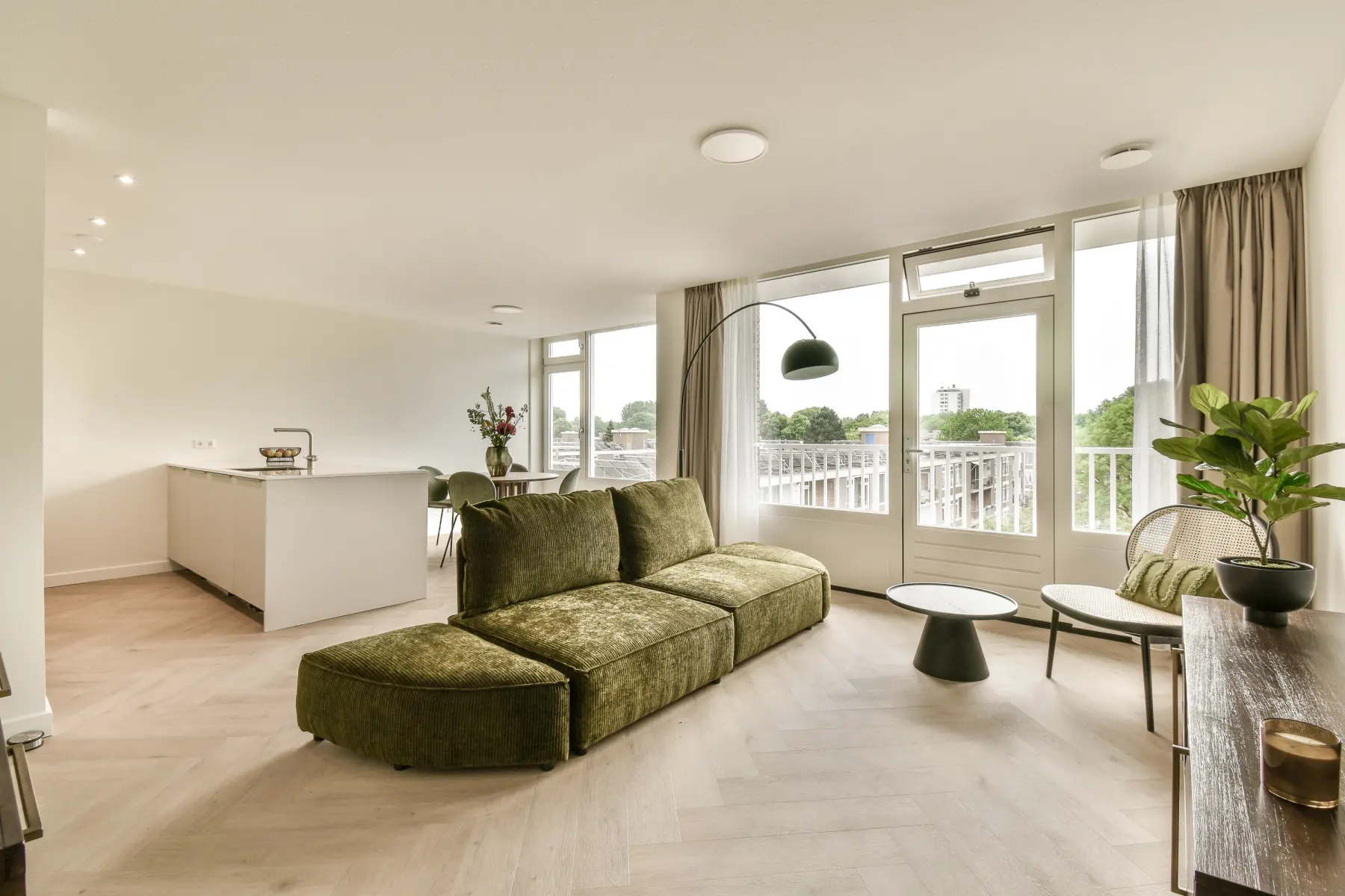 Woonkamer in een van de nieuwe woningen aan de A.J. Ernststraat 700