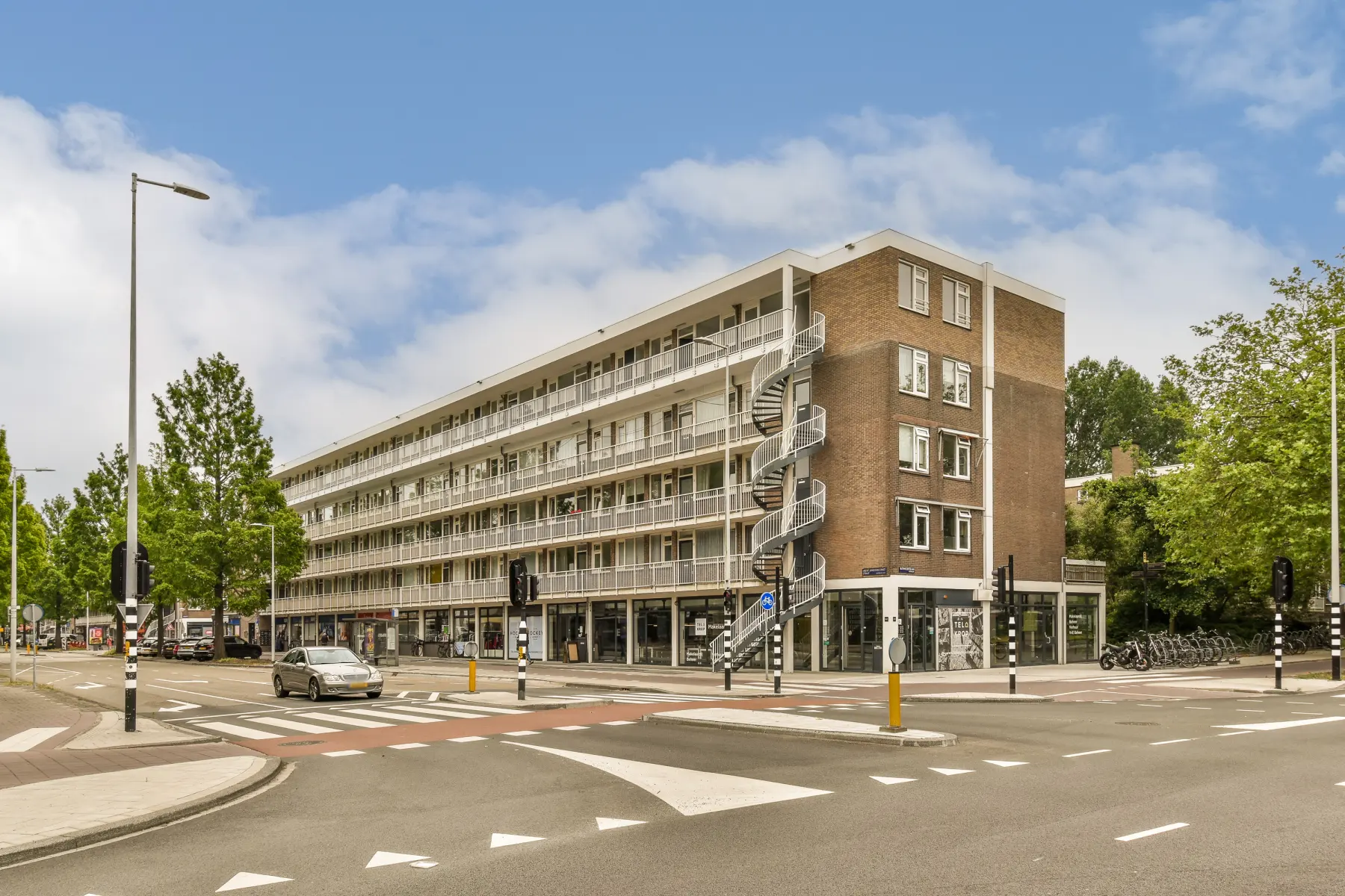 Het woongebouw aan de A.J. Ernststraat 800 gezien vanaf de straat