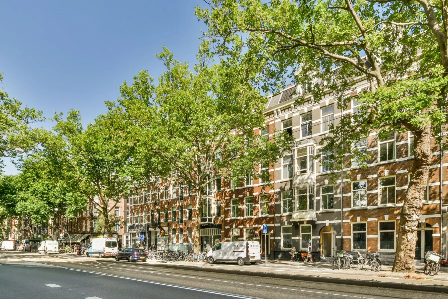 Panden aan de Ceintuurbaan gezien vanaf de straat