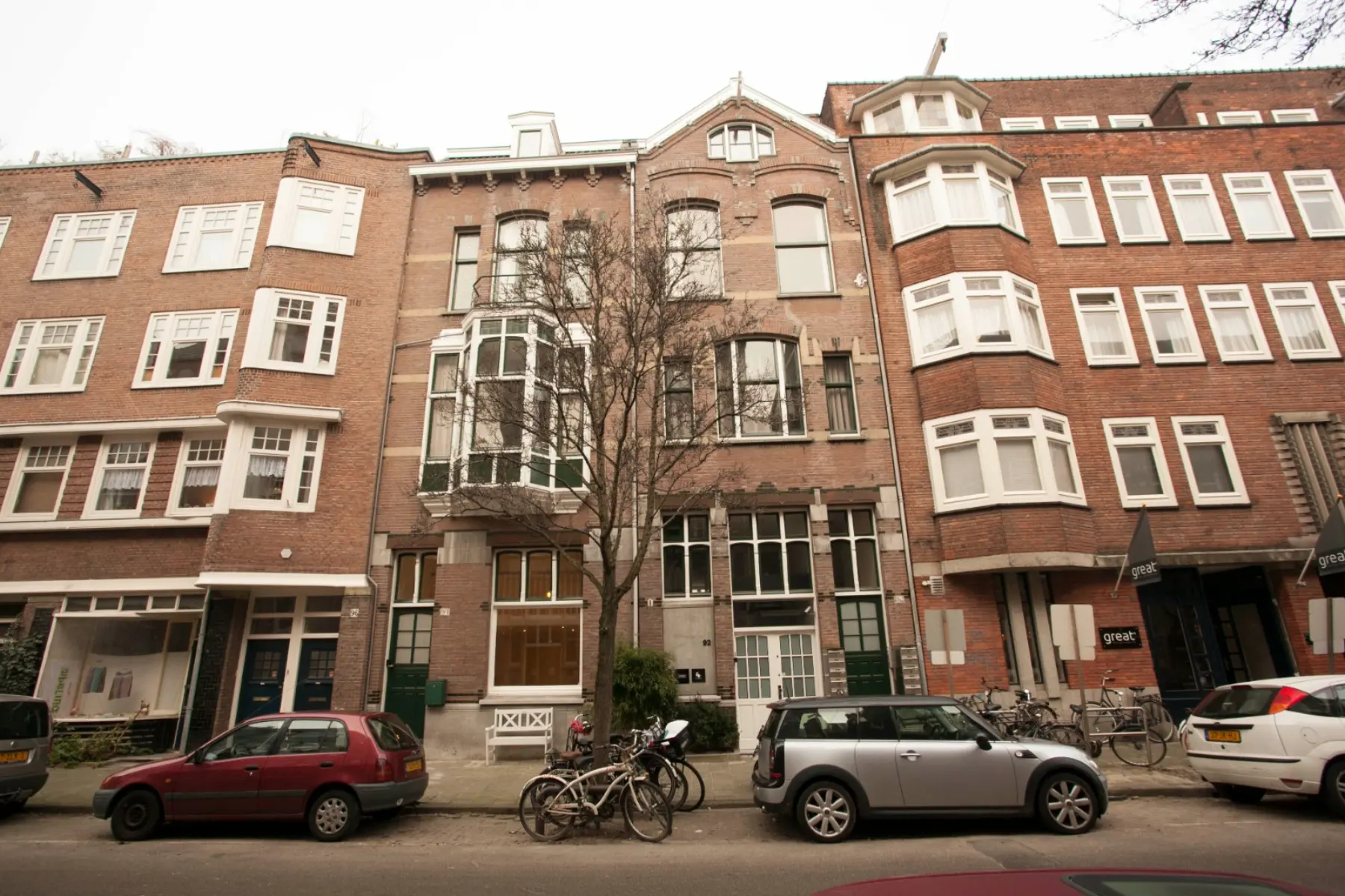 Monumentaal pand aan de Ruysdaelstraat gezien vanaf de straat