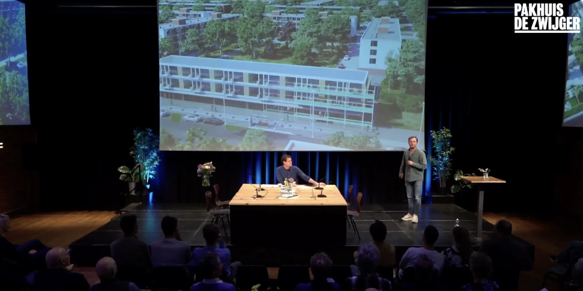 Zaal met publiek tijdens een bijeenkomst over optoppen